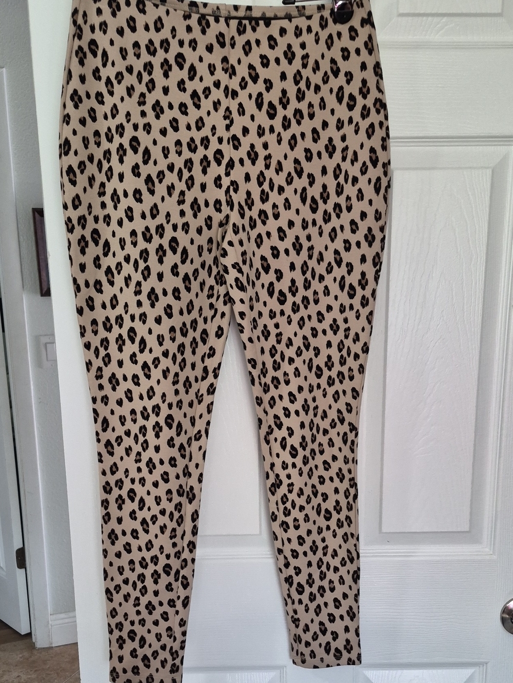 NWOT Chico's Beige and Black Leopard-Print Leggings Size 4-6